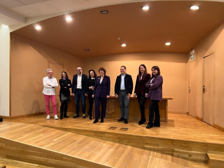 A candidata a reitora Alba Nogueira presenta o seu equipo no Colexio Maior Fonseca