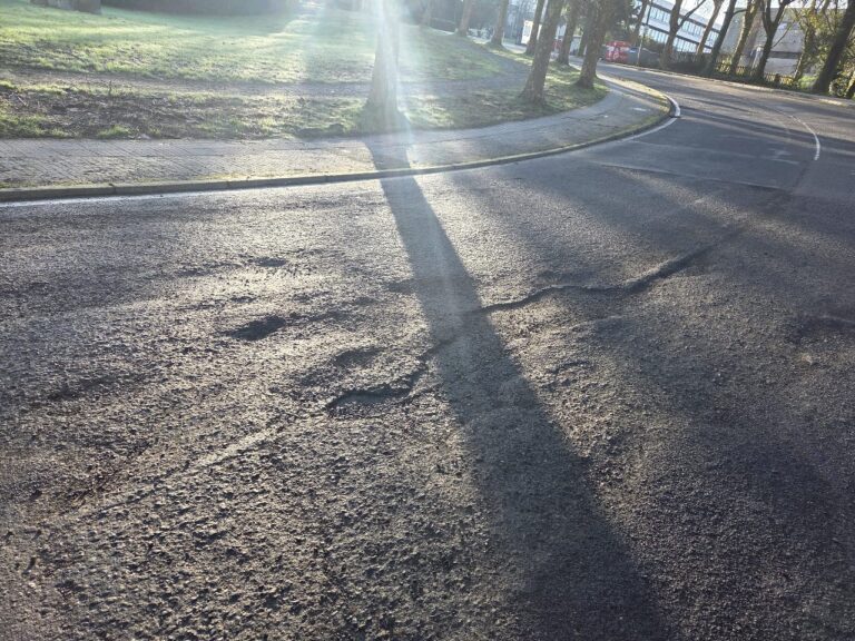 O PP denuncia o deterioro do asfaltado na avenida do Burgo das Nacións e anuncia unha iniciativa no Pleno