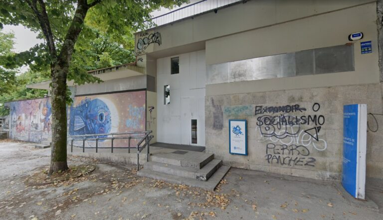 Abal denuncia a falta de avances na reparación da cuberta da Escola Infantil de Tras Parlamento