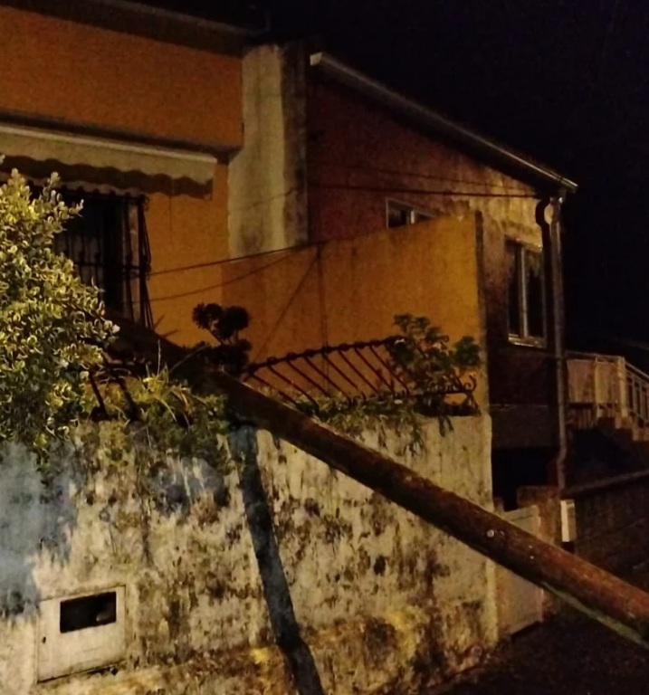 A caída dun poste de telefonía reaviva as queixas veciñais: “Grazas pola preocupación, pero agora xa é tarde”