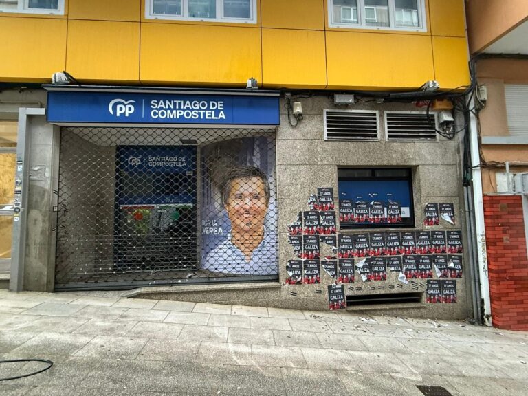O PP de Santiago denuncia a vandalización da súa sede con “propaganda independentista”