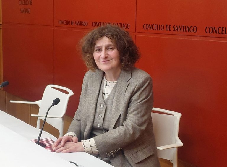 A alcaldesa de Santiago di non ter coñecemento oficial das dilixencias da Fiscalía pola vertedura no río Sar