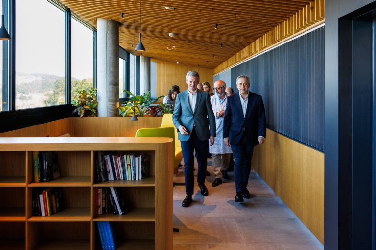 Rueda pon en valor a nova sala de espera de Oncoloxía do Clínico de Santiago como símbolo dunha sanidade máis humanizada