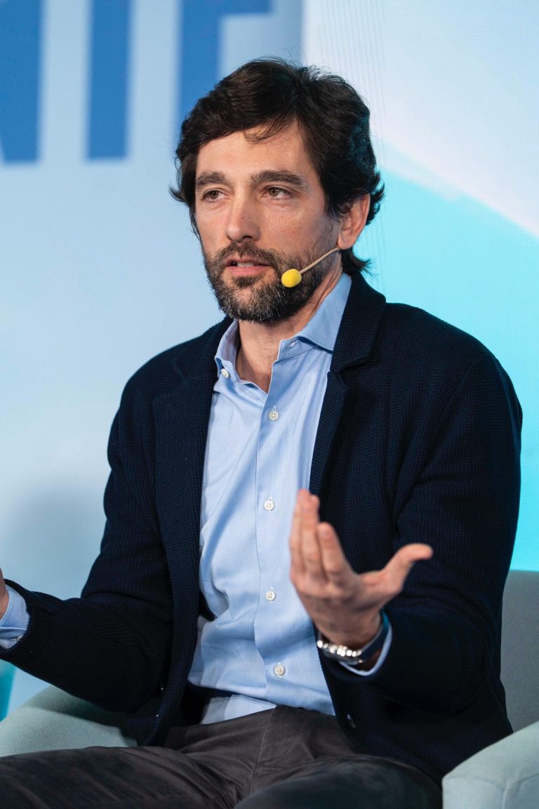 O Ateneo acolle unha conversa sobre o papel de Galicia en Europa co eurodeputado Adrián Vázquez