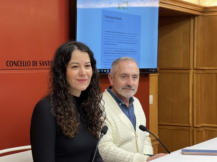 A concelleira María Rozas e o técnico municipal Manuel Fernández - Xornal de Compostela