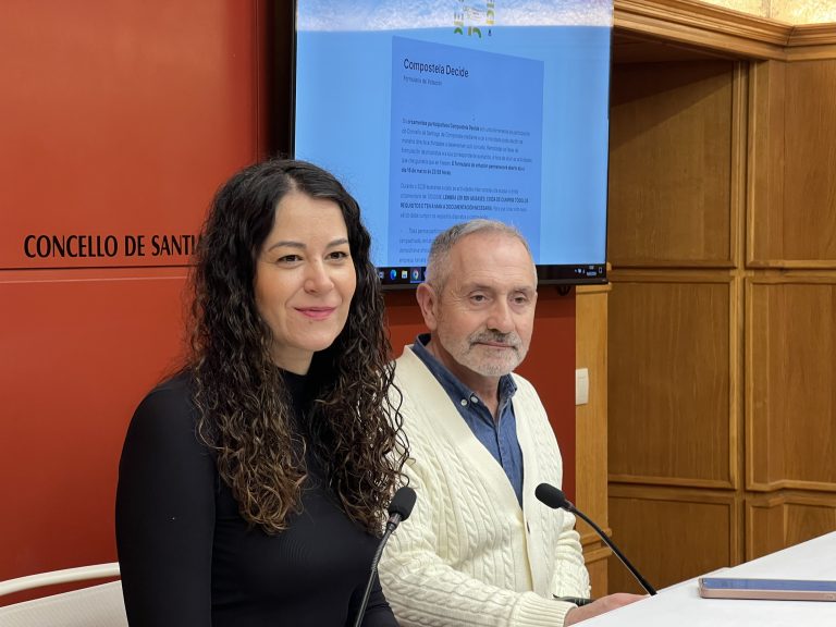 A concelleira María Rozas e o técnico municipal Manuel Fernández - Xornal de Compostela