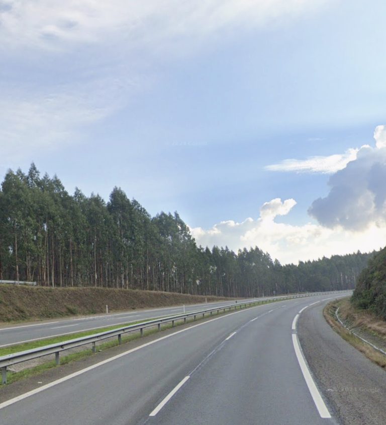 Unha colisión múltiple na autovía Lugo-Santiago deixa polo menos un ferido