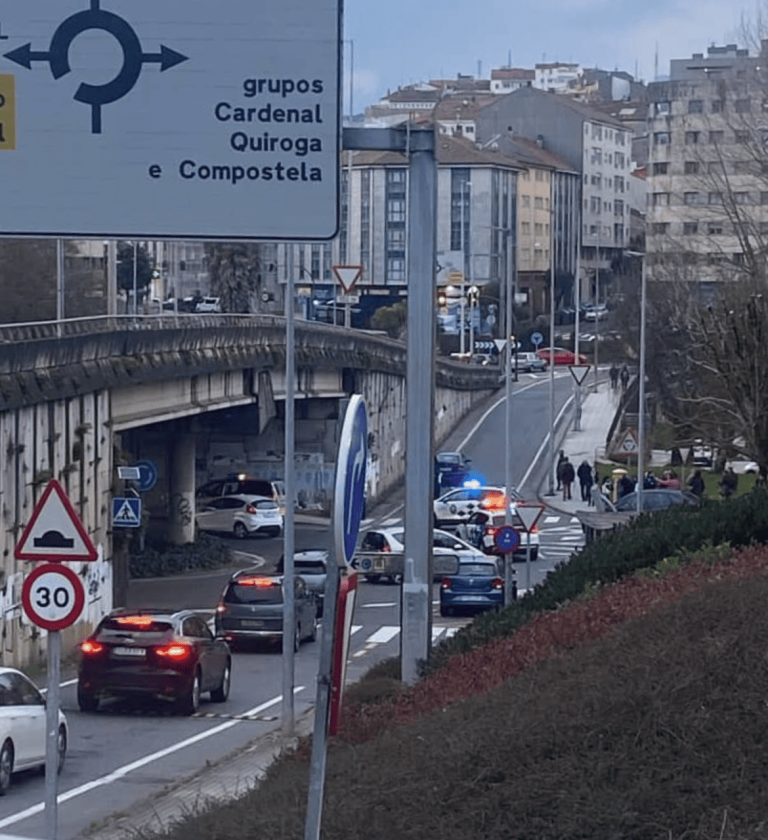 Dúas menores resultan feridas tras un atropelo na rúa do Restollal en Santiago