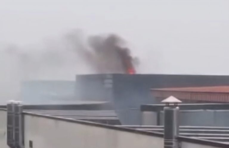 Un incendio na azotea obriga a desaloxar o centro comercial As Cancelas