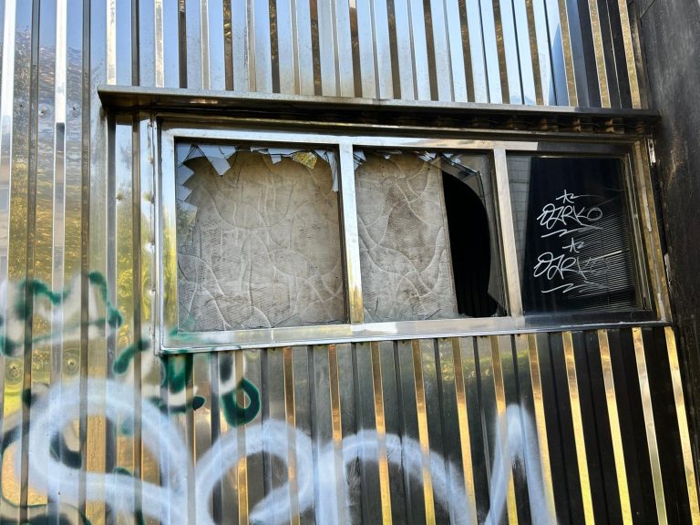 O PP reclama unha actuación urxente ante o deterioro da antiga oficina de turismo da rúa Ramón Piñeiro