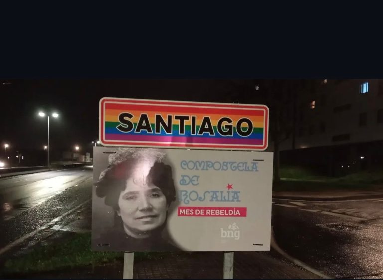 O PP de Santiago denuncia a colocación “ilegal” de publicidade do BNG en sinais de tráfico