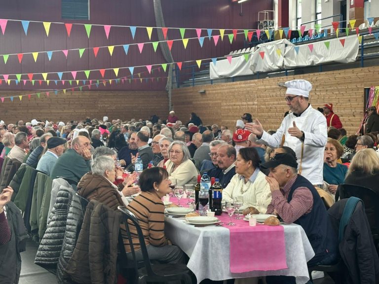 Ames reúne a máis de 730 persoas no cocido dos maiores celebrado no pavillón do Milladoiro