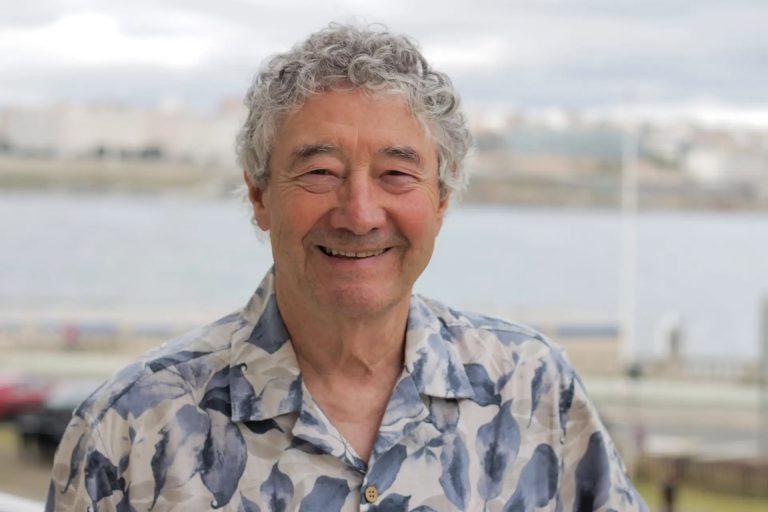 César Morán presenta en Santiago o libro ‘O eco das ondas’ cun acto na Libraría Pedreira