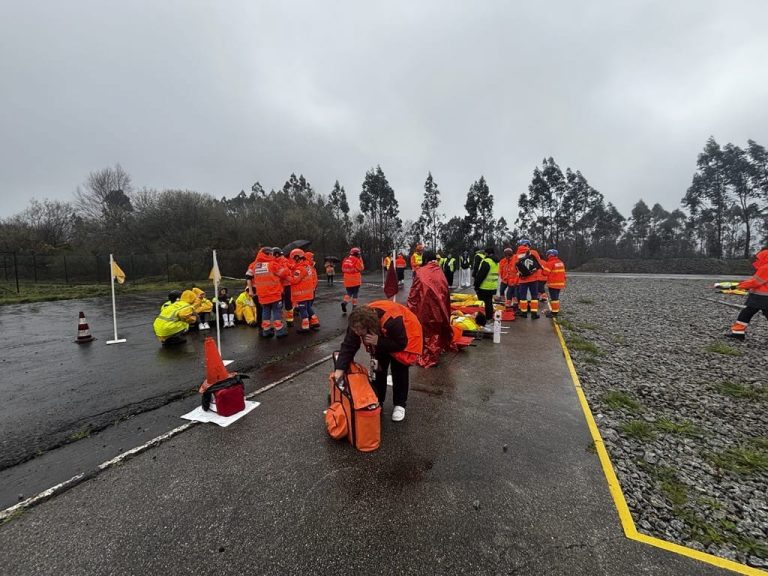 Alarma no aeroporto de Santiago por un accidente aéreo simulado con 19 vítimas mortais