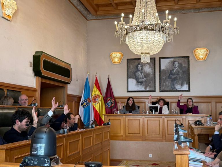O pleno de Santiago rexeita os orzamentos municipais e abre a vía da cuestión de confianza