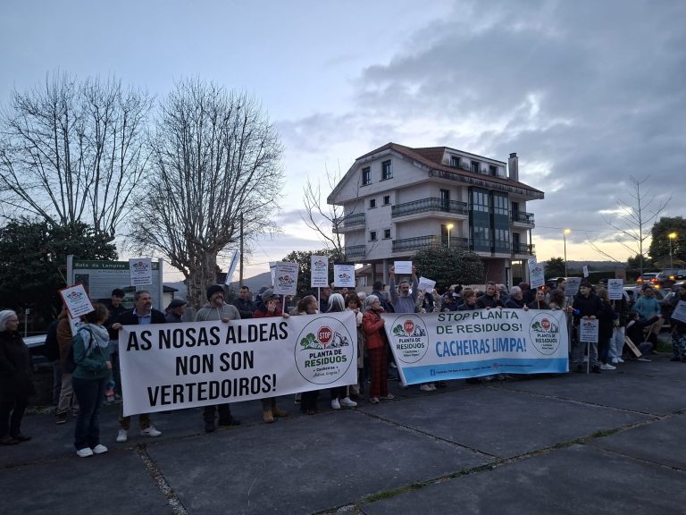 A alcaldesa de Teo denuncia un “escrache” tras o pleno pola planta de residuos e a plataforma veciñal reivindica a súa protesta “pacífica”