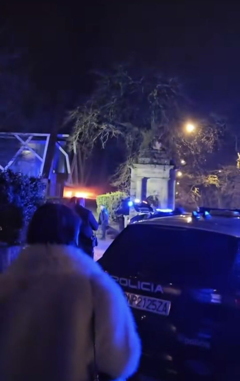 Un incendio duns colchóns baixo a cafetaría da Alameda mobiliza aos servizos de emerxencia