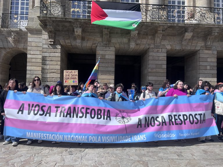 Arredor dun milleiro de persoas maniféstase en Compostela en defensa dos dereitos trans e reclaman cambios legais e sociais