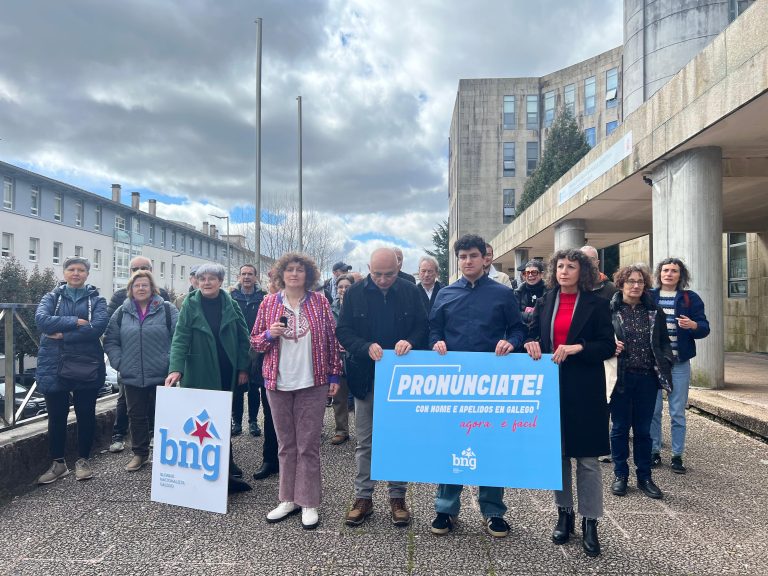 O BNG anima en Santiago a recuperar nomes e apelidos en galego nun acto diante dos xulgados de Fontiñas