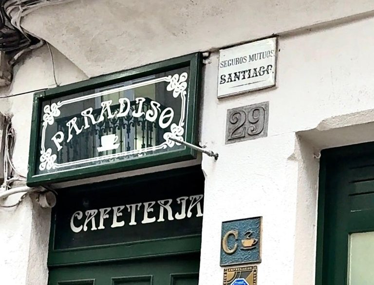 (VÍDEO) As placas de “seguros mutuos” que ves nas fachadas de Santiago e que case ninguén sabe que significan