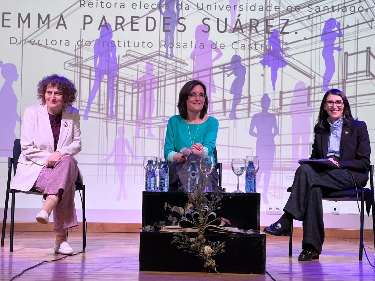 A nova reitora da USC, a alcaldesa e a directora do IES Rosalía de Castro participan nunha mesa redonda con motivo do 8M