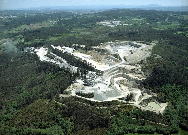 A corporación municipal pide por unanimidade retirada dos residuos da canteira de Miramontes e a súa restauración ambiental