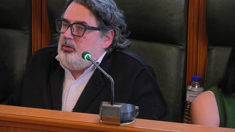 O pleno aproba unha proposta do PP para regular a colocación de pancartas tras un debate con acusacións cruzadas