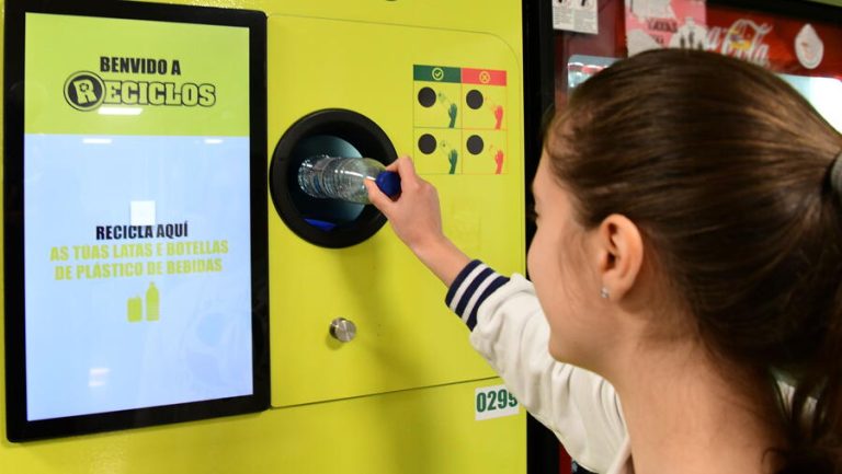 A USC supera os 1.000 envases reciclados en 2026 co sistema ‘Reciclos’ nos campus de Santiago e Lugo