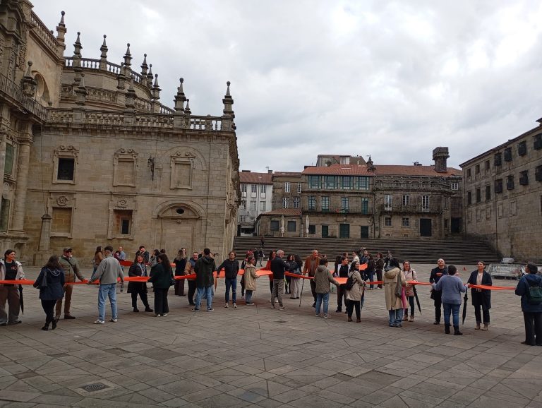 As ONG galegas animan a marcar a ‘X Solidaria’ na renda cun acto na Praza da Quintana