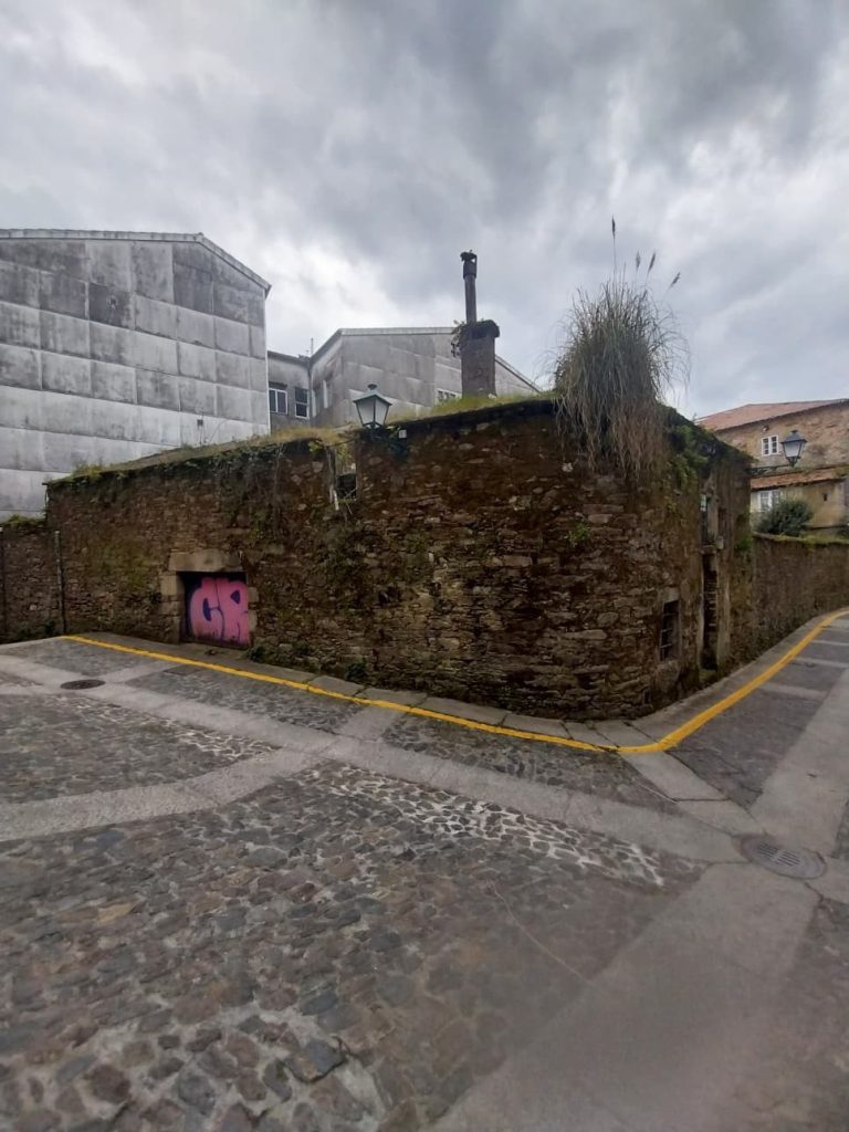O Concello de Santiago declara en ruína unha vivenda en Caramoniña e sácaa a poxa pública