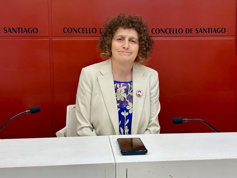 Santiago entrega a Alba de Compostela nun acto dedicado a “todas” as vítimas do franquismo