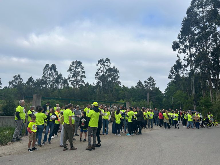 Veciños de Cacheiras saen á rúa contra a planta de residuos e alertan do perigo do tráfico pesado