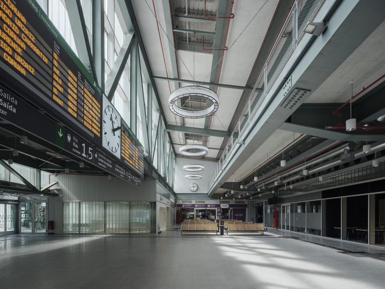 Renfe incorpora en Santiago o servizo para que menores viaxen sós en tren a Madrid