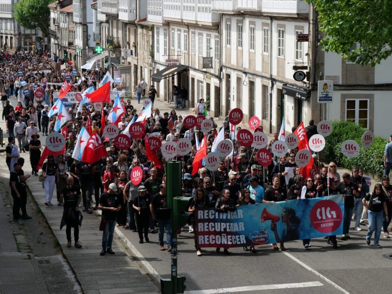 Miles de docentes mobilízanse en Santiago na sexta folga do curso para reclamar melloras no ensino público
