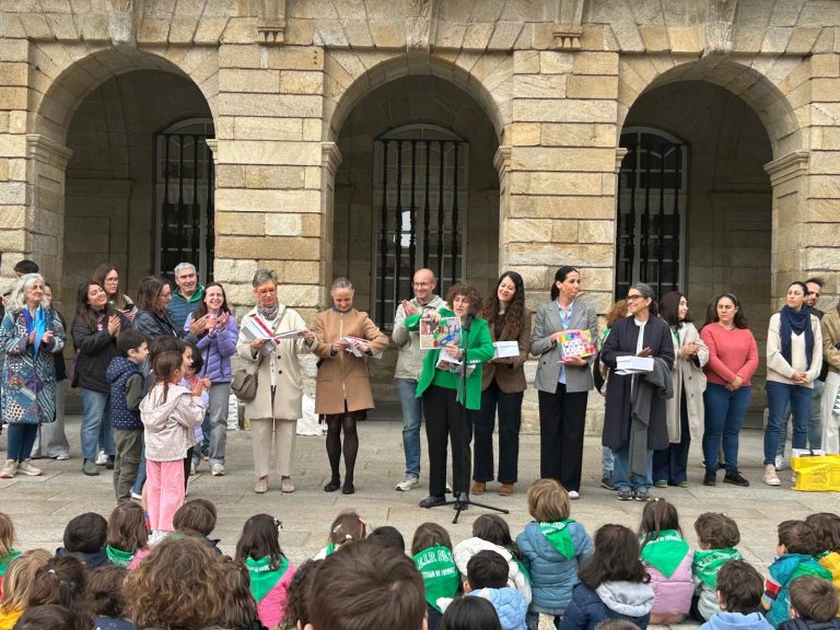Máis de 280 escolares do CEIP Pío XII homenaxean o comercio tradicional compostelán na Praza do Obradoiro