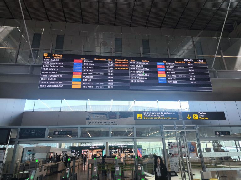 A alcaldesa de Santiago defende o labor do Concello para gañar rutas aéreas e acusa á Xunta de “non coller o temón” da política aeroportuaria galega