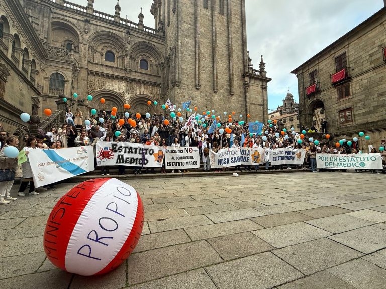 Médicos e facultativos maniféstanse para reclamar un estatuto propio e melloras laborais no Sergas