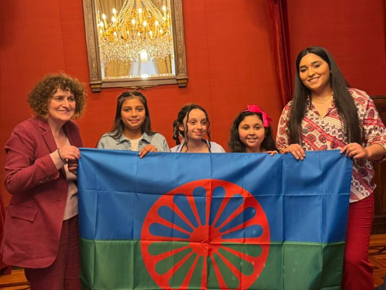 A alcaldesa de Santiago reivindica os dereitos do pobo xitano nun acto institucional no Pazo de Raxoi