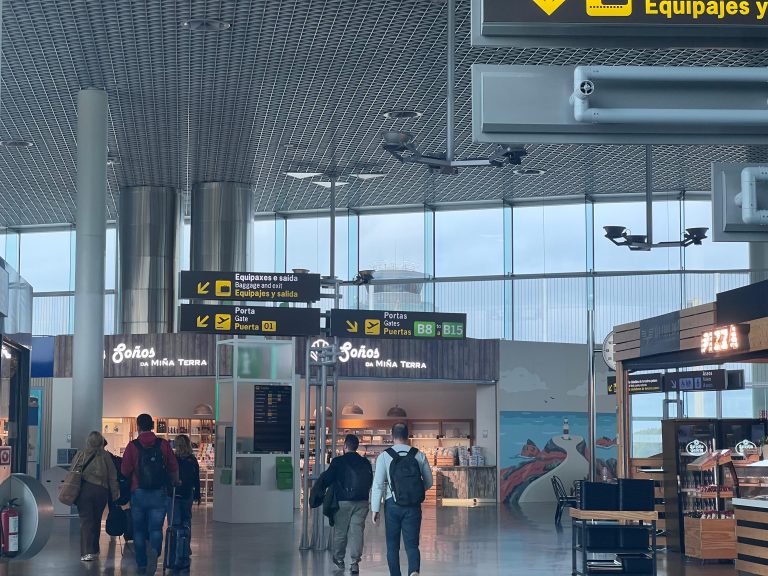 O aeroporto de Santiago cesa a súa actividade ata finais de maio e cede voos ao da Coruña