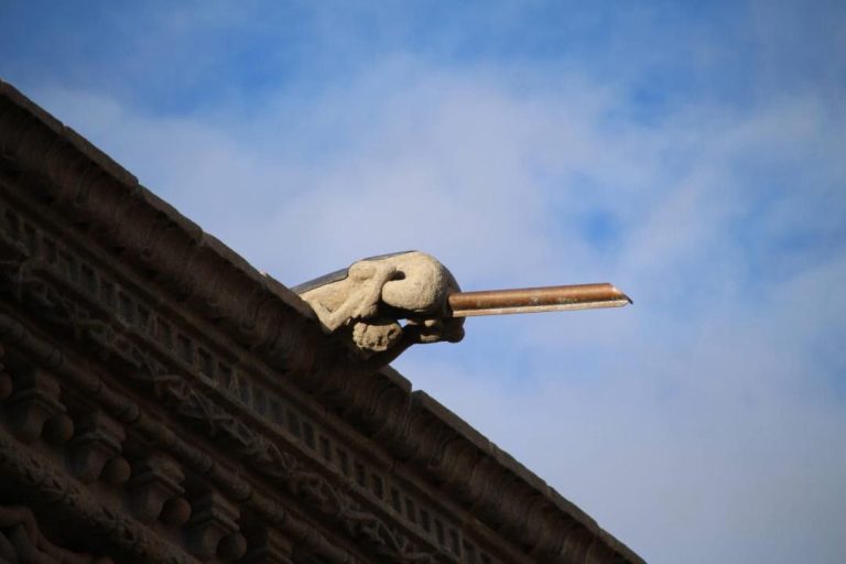 A Xunta reunirase co arquitecto das gárgolas do Hostal para revisar a solución aplicada