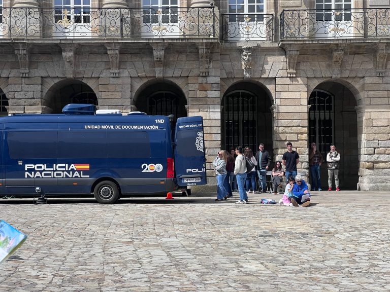 A CEP denuncia o abandono da comisaría de Santiago tras máis de dous meses do incendio
