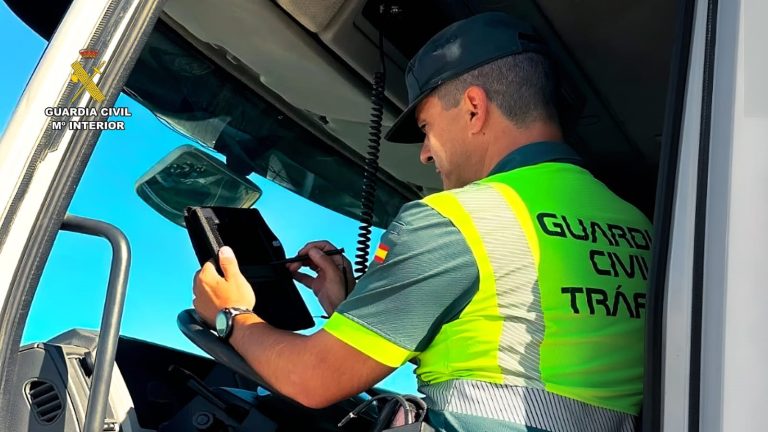 Un control na AP-9 destapa un posible caso de falsidade documental no transporte