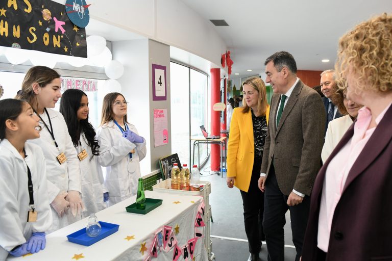 Román Rodríguez felicita ao CEIP Ramón Cabanillas polo impulso da ciencia e da innovación educativa en Santiago