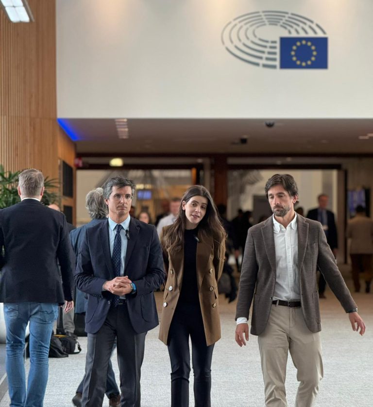 Borja Verea leva a Bruxelas o debate sobre vivenda, mobilidade e fondos europeos para Santiago