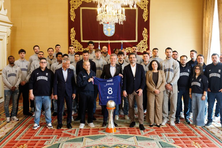 Alfonso Rueda recibe ao Monbus Obradoiro tras o ascenso á ACB e reivindica que “en básquet tamén somos Galicia Calidade”