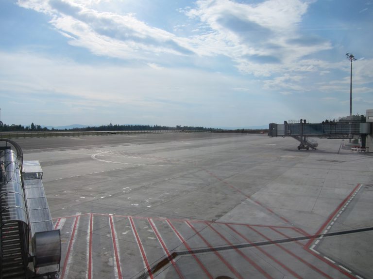 O aeroporto de Santiago reabre despois de 35 días de obras na pista