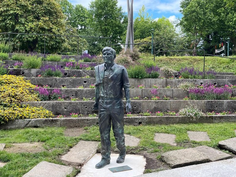 O Concello de Santiago limpa a pintada vandálica na estatua de Moncho Reboiras