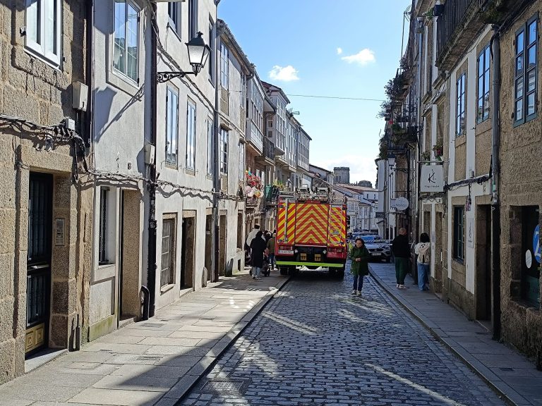 Evacúan un edificio na rúa de San Pedro en Santiago por unha fuga de gas
