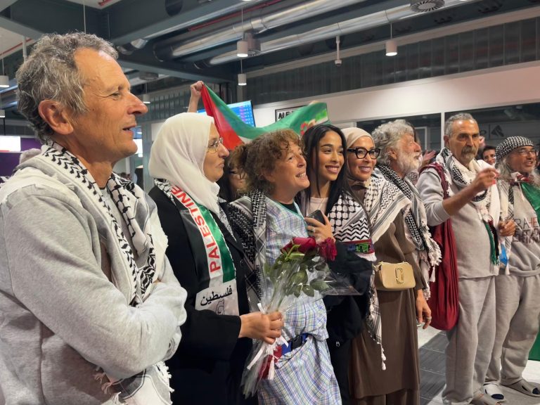 A delegación galega da ‘Global Sumud Flotilla’ recibe unha acollida multitudinaria en Santiago tras regresar da súa retención por Israel