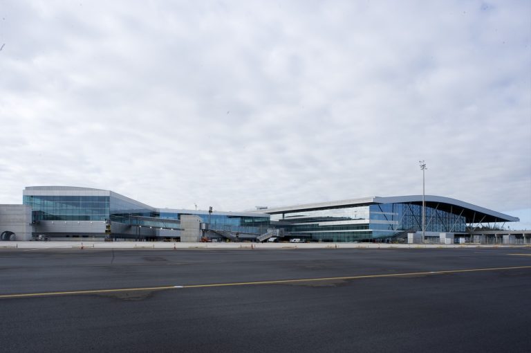 O aeroporto de Santiago-Rosalía de Castro recupera a actividade tras 35 días de peche e estrea a conexión con Nova York
